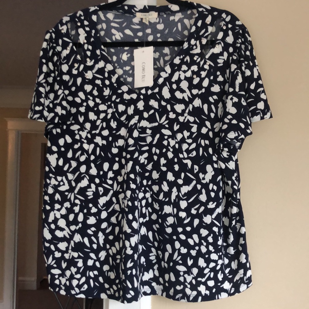 NWT Macy’s Como Blu Woman Short Sleeved Navy & Abstract Leave Print Top